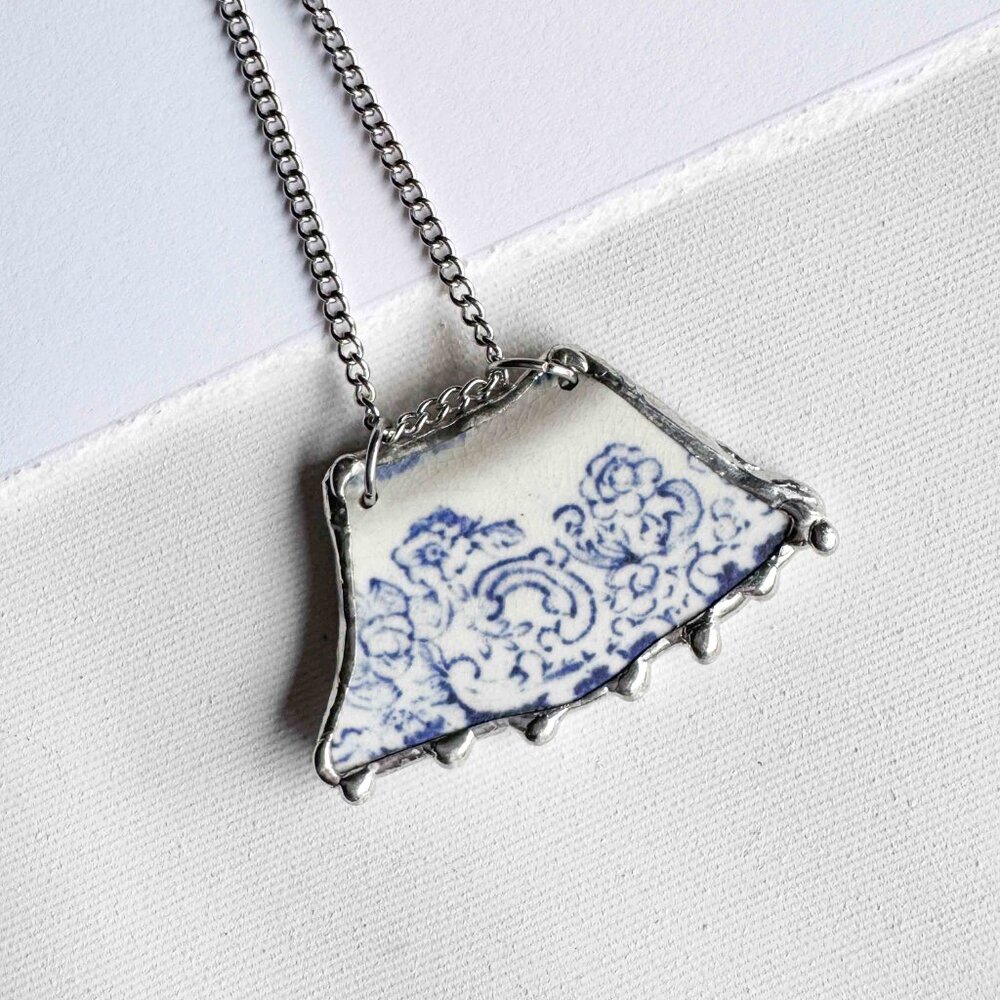 Handmade repurposed blue delft ceramic shard necklace - Picture 8 of 10